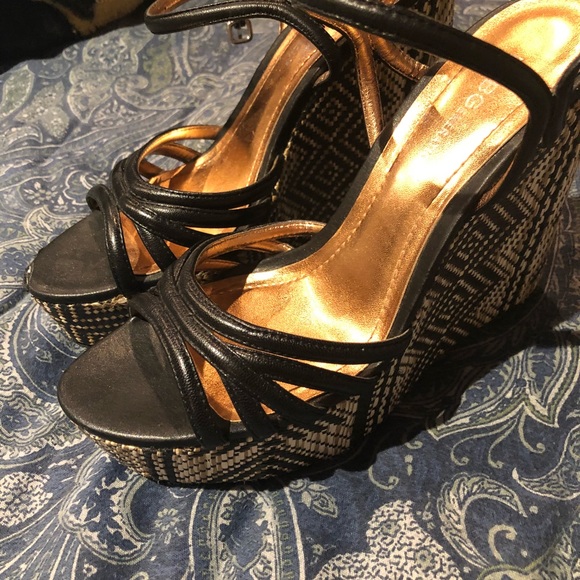 Hot BCBG Generation WEDGE PLATFORM HEELS size 7 - Picture 3 of 7